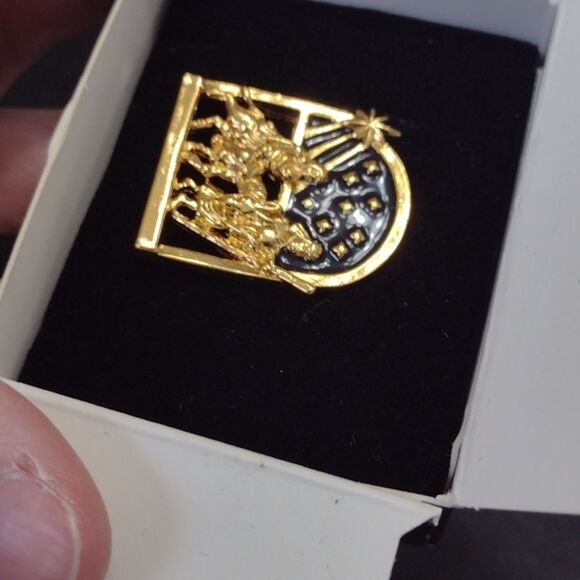 *Sale* Avon holy family tac pin - Picture 2 of 8